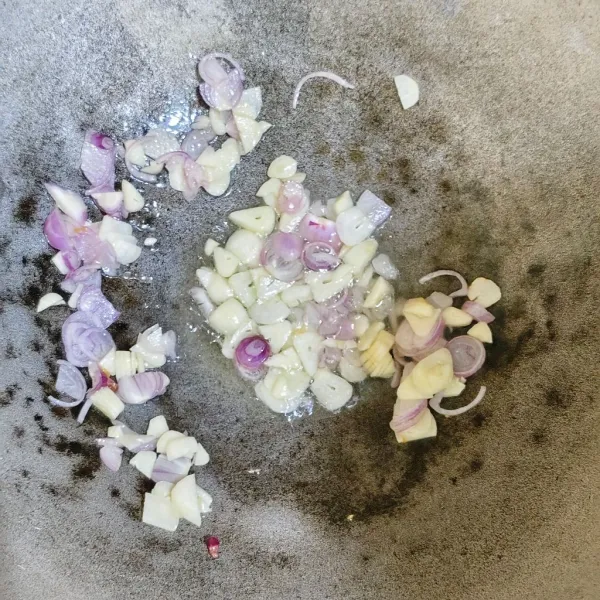 Tumis bawang merah dan bawang putih hingga harum.