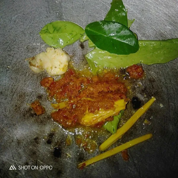 Tumis bumbu halus dan bumbu aromatik sampai matang dan wangi.