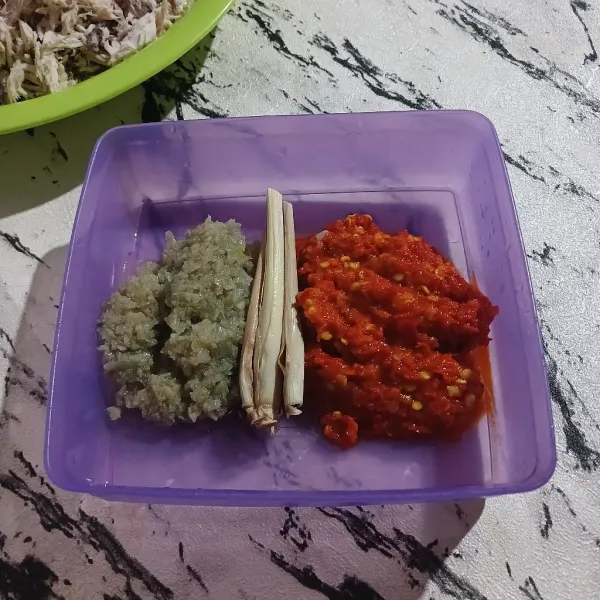 Haluskan bawang putih dan bawang merah, serta cabe merah keriting dan kunyit.