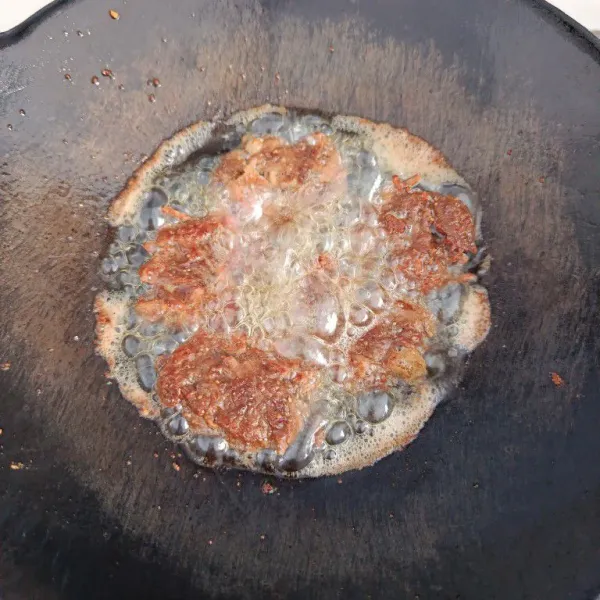 Goreng hingga matang dengan api kecil, jangan lupa dibalik.