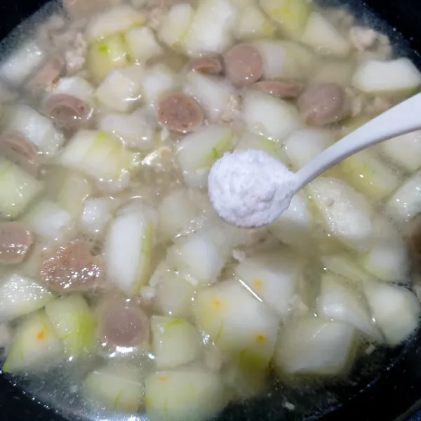 Bumbui dengan garam, kaldu jamur, dan lada bubuk. Aduk rata dan jangan lupa untuk tes rasa.