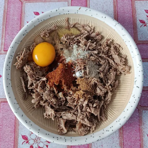 Tambahkan telur ayam dan bumbu penyedap lainnya. Aduk rata.