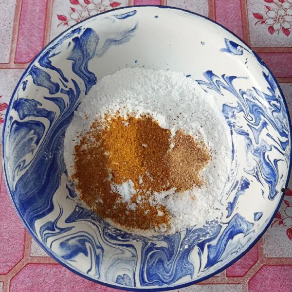 Campur tepung beras, bumbu marinasi instan, bawang putih bubuk dan garam, aduk hingga tercampur rata.