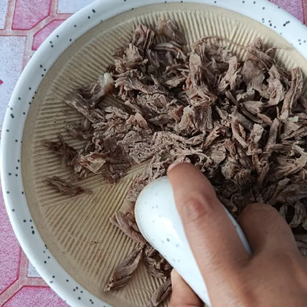 Kemudian tumbuk dengan ulekan supaya lebih halus.