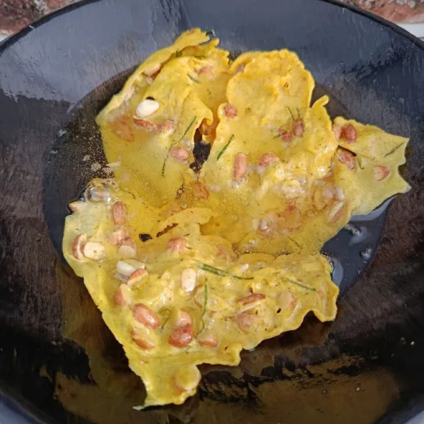 Goreng hingga minyak tenang atau sampai matang (jangan lupa dibalik supaya kacang juga matang), angkat dan tiriskan.