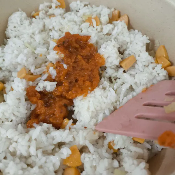 Masukkan nasi dan tambahkan saus bolognese, aduk rata.