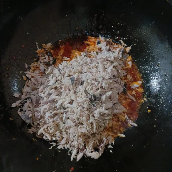 Masukkan ikan, aduk rata