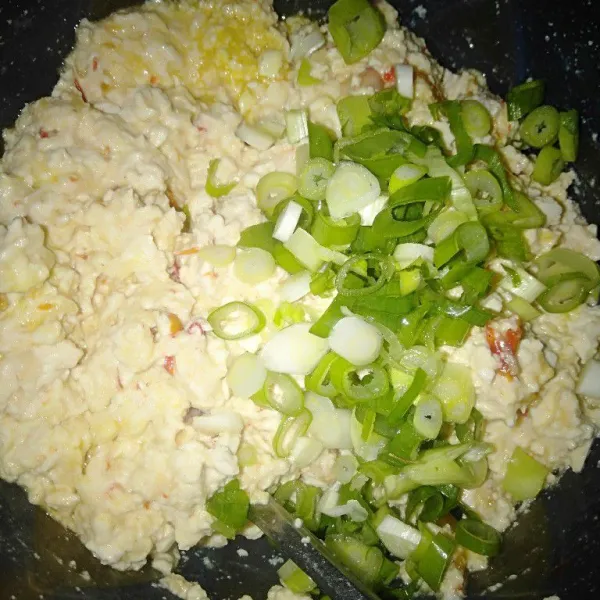 Tambahkan juga irisan daun bawang aduk rata