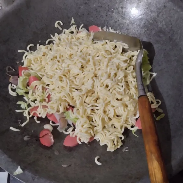 Masukkan mie.