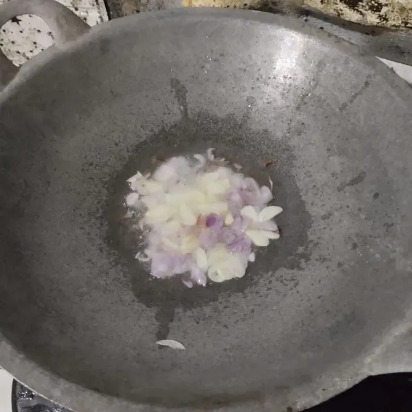 Tumis bawang merah dan bawang putih hingga harum.