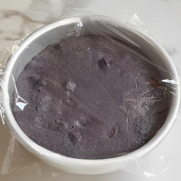 Tuang adonan ke dalam loyang ukuran 6 inci yang sudah diolesi minyak atau dialasi kertas roti. Tutup dengan plastik wrap dan biarkan fermentasi kedua hingga adonan mengembang 1,5 kali lipat