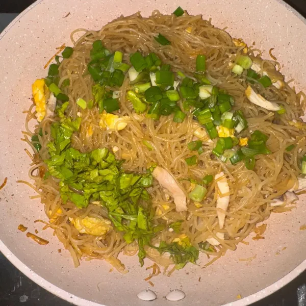 Tambahakan daun bawang, aduk sebentar sampai layu. Angkat lalu sajikan.