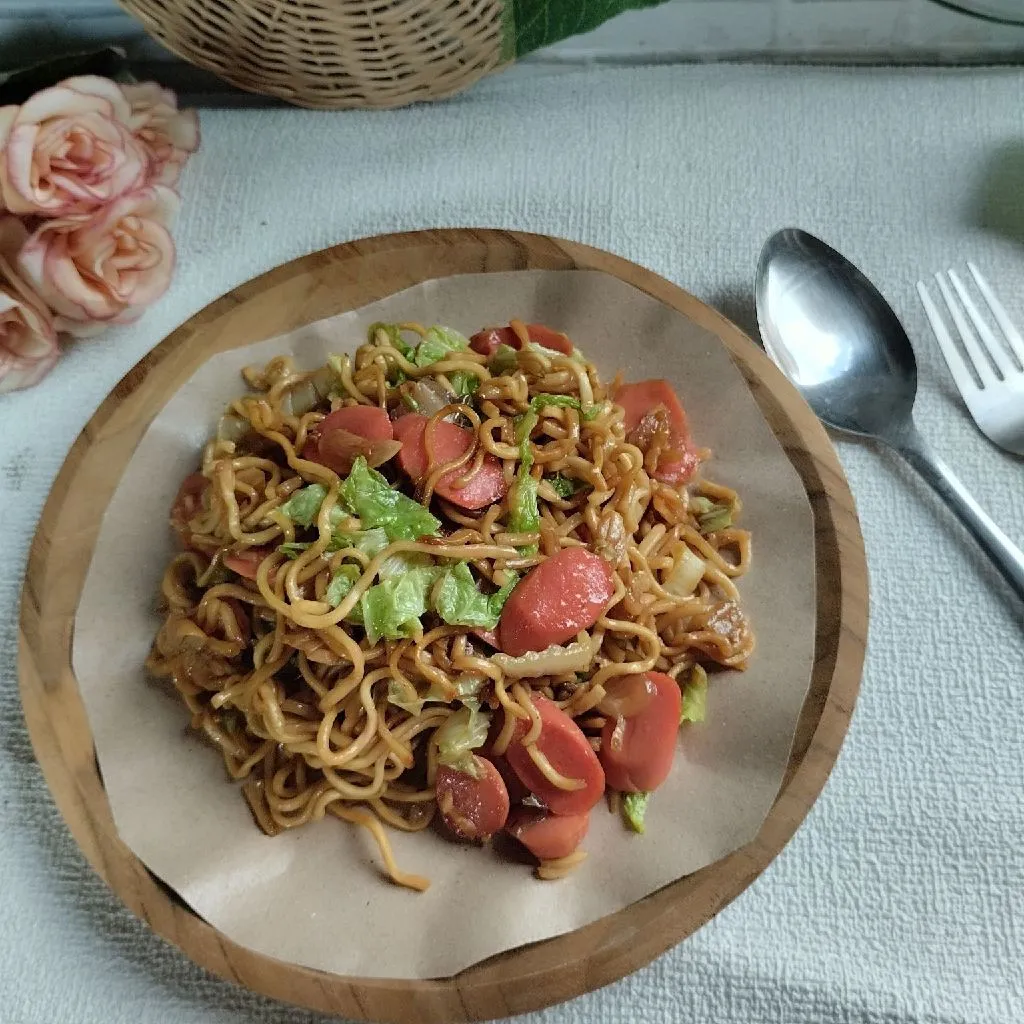 Mie Goreng Sosis Sawi Putih