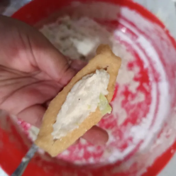 Jika adonan dirasa sudah pas , isi kan ke tahu