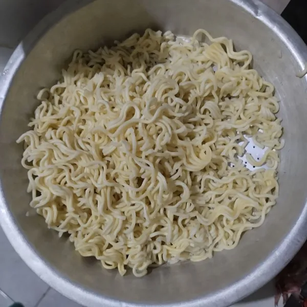 Seduh mie dengan air panas hingga mengembang lalu tiriskan.