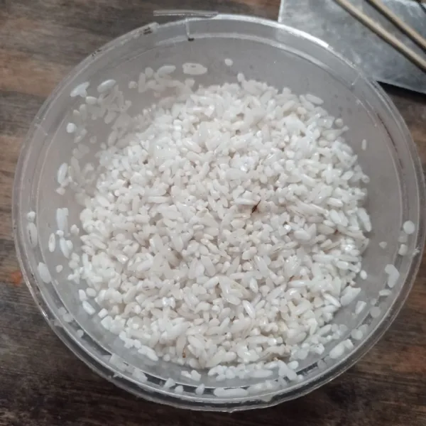 Rendam beras ketan selama 2 jam, kemudian bilas dan tiriskan.