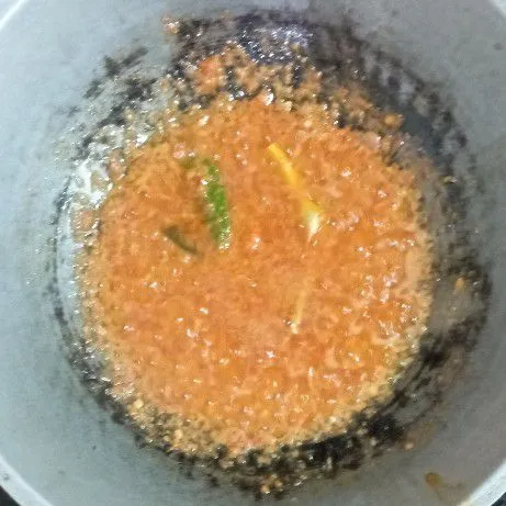 Tambahkan sereh dan daun jeruk. Bumbui dengan kaldu bubuk. Aduk merata.