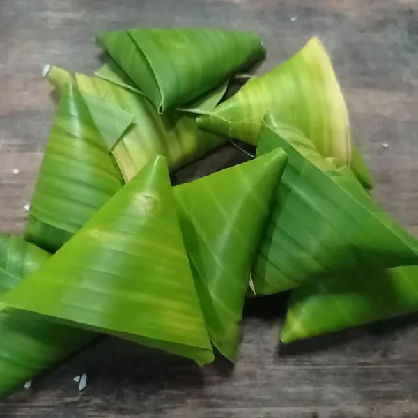 Lipat lagi segitiga, kemudian sematkan menggunakan tusuk gigi, lakukan sampai selesai.