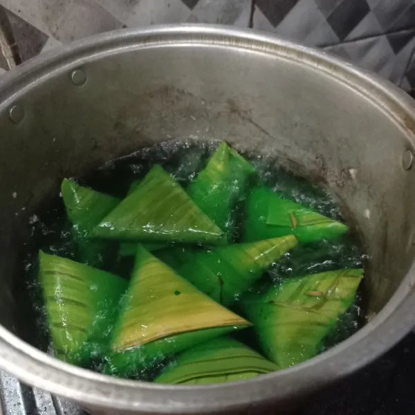Didihkan air, lalu beri garam dan pasta pandan. Masukkan sampai terendam air semua, masak selama 5 menit. Setelah 5 menit, tutup dan matikan api. Diamkan selama 30 menit.