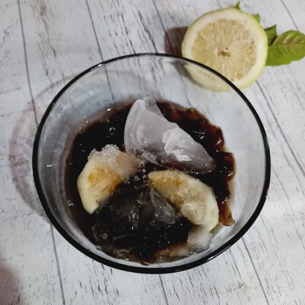Tambahkan es batu dan air, aduk lagi