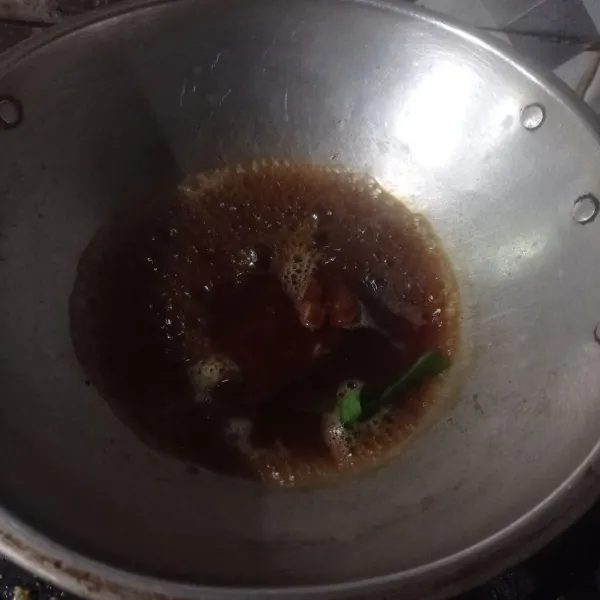 Buat saus gula merah, masukkan semua bahan ke dalam wajan. Masak sampai mengental, lalu matikan api.