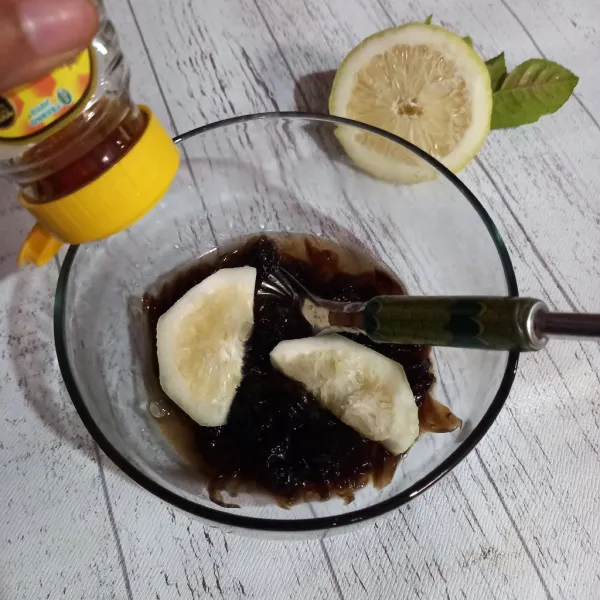 Tambahkan madu lalu aduk