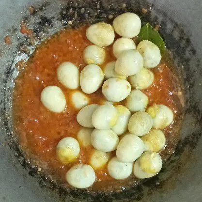 Masukkan telur puyuh, aduk merata, kemudian koreksi rasanya. Jika bumbu sudah meresap, angkat dan balado telur puyuh siap dinikmati!