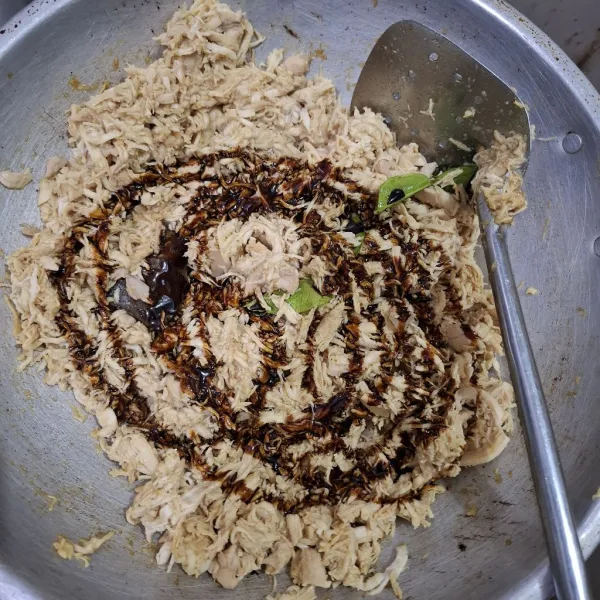 Setelah itu, masukkan ayam yang telah disuwir-suwir dan tambahkan kecap. Tumis terus hingga bumbu tercampur rata dan ayam sedikit mengering.