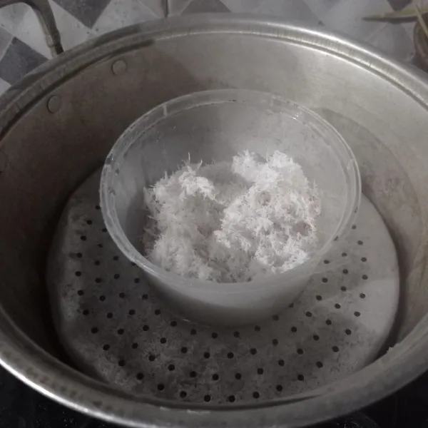 Untuk balutannya, kukus kelapa parut dan garam selama 10 menit.