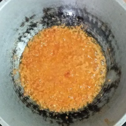 Panaskan minyak goreng agak banyak, lalu tumis bumbu halus hingga wangi.