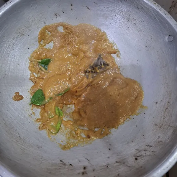 Kemudian, tumis bumbu yang telah dihaluskan bersama dengan daun jeruk dan daun salam hingga harum. Lalu, tambahkan gula pasir, garam, dan kaldu jamur.