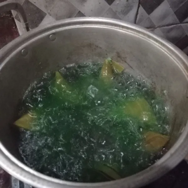 Setelah 30 menit, buka tutup lalu masak lagi selama 7 menit atau sampai matang. Kemudian, angkat dan biarkan sampai hangat.