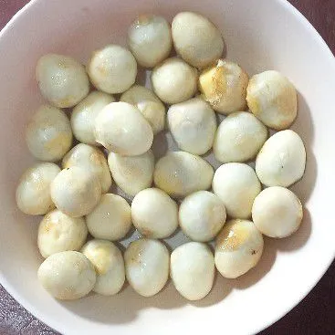 Goreng telur puyuh hingga berkulit.