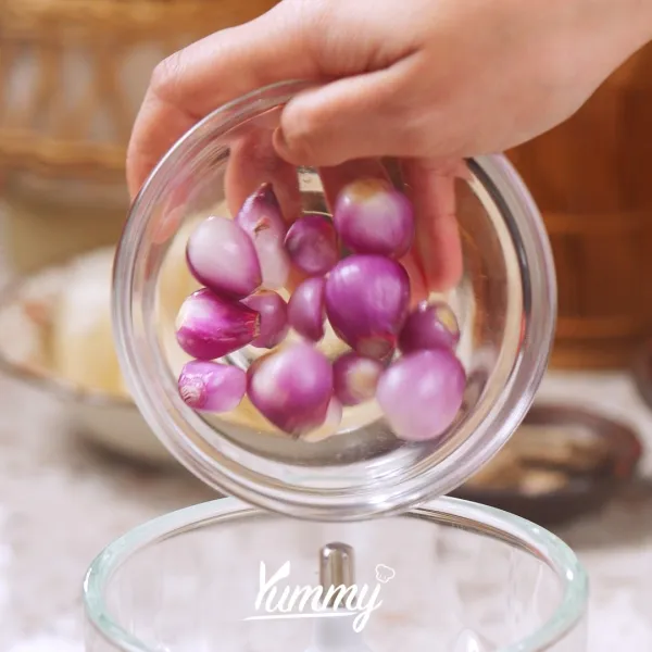 Blender bawang merah, bawang putih, kemiri, cabai keriting, cabai rawit, dan terasi hingga halus.