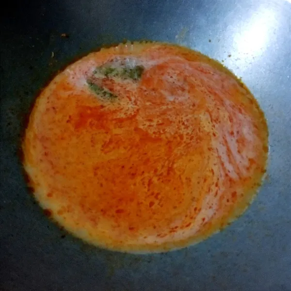 Tuang santan, aduk hingga  mendidih