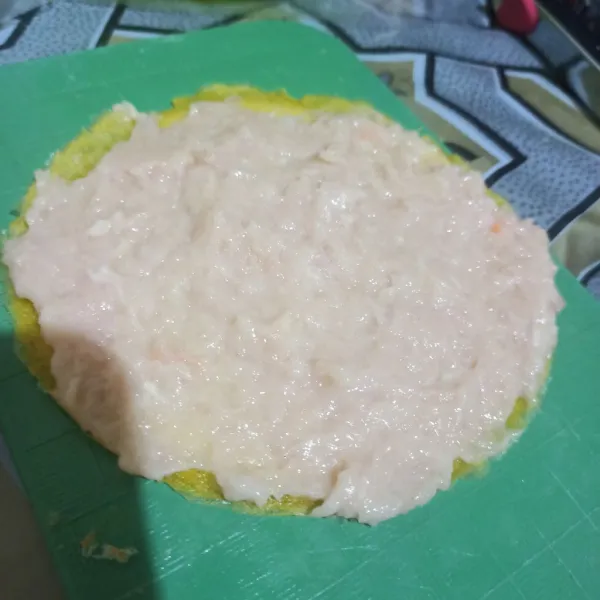 Ambil selembar kulit, beri adonan ayam.