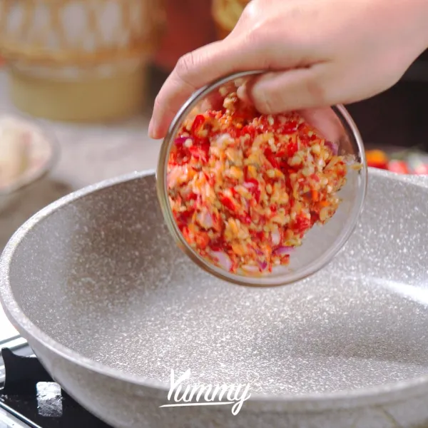 Panaskan minyak, tumis bumbu halus bersama daun salam, sereh, dan lengkuas hingga harum dan matang.
