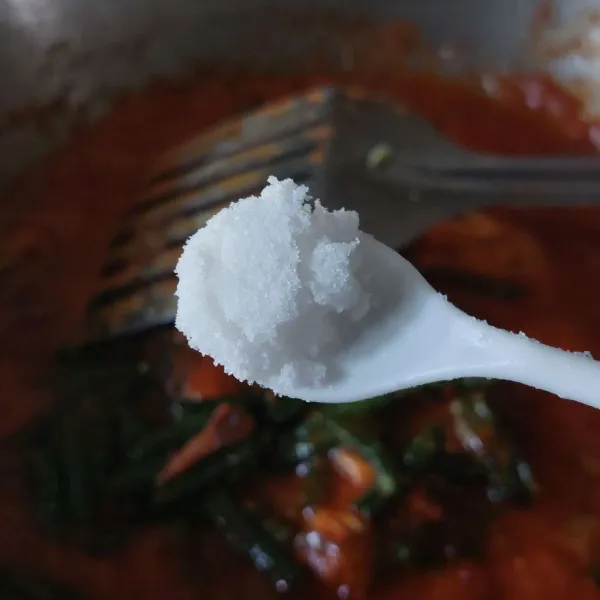 Tambahkan garam, aduk rata, angkat dan sajikan