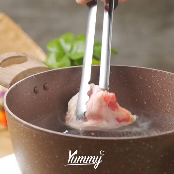 Rebus ayam dengan kunyit bubuk, ketumbar, bawang putih geprek, garam, dan 1 liter air hingga setengah matang. Angkat dan tiriskan.