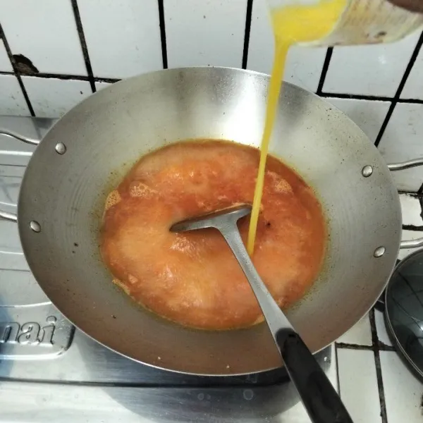 Tuang air, masak hingga mendidih dan tuang telur, aduk cepat.