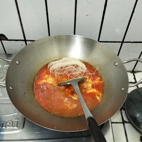 Masukkan mie, tunggu lunak.