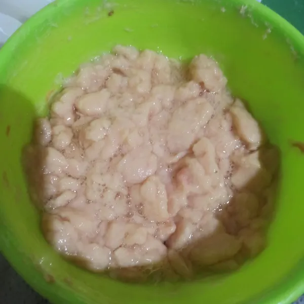 Giling ayam bersama putih telur dan gula, lalu letakkan di wadah.