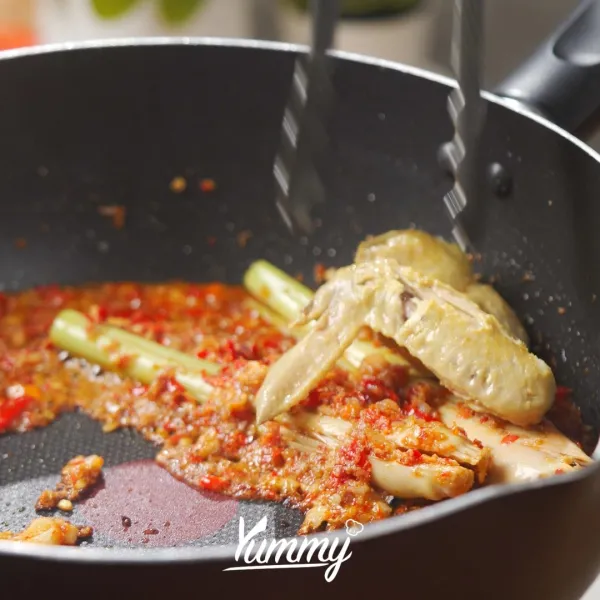 Masukkan ayam kedalam tumisan bumbu, tambahkan santan, air, saus tomat, garam, dan gula. Masak hingga bumbu meresap dan kuah mengental.