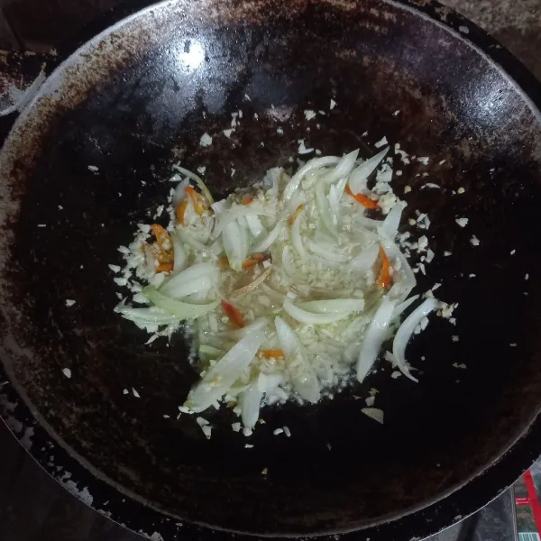Tumis bawang putih, bawang bombai, cabe dan jahe sampai harum