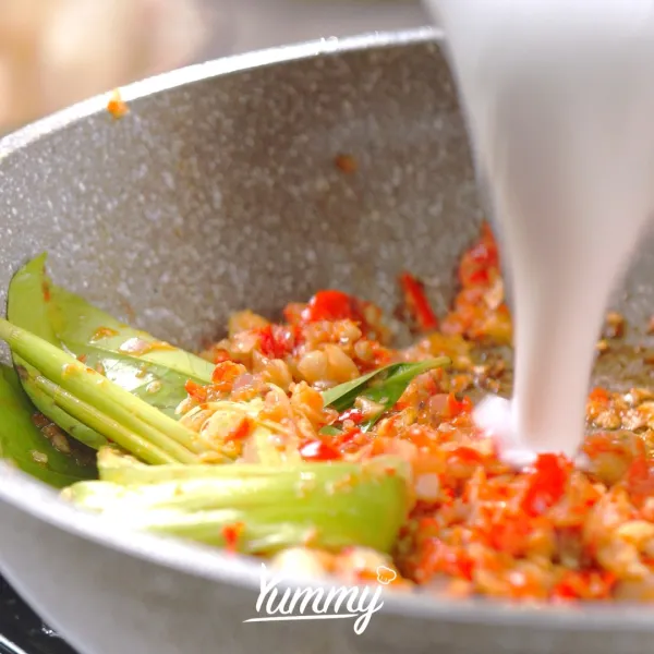 Tuang santan ke dalam tumisan bumbu, aduk rata. Masak dengan api kecil hingga mendidih sambil terus diaduk agar santan tidak pecah.