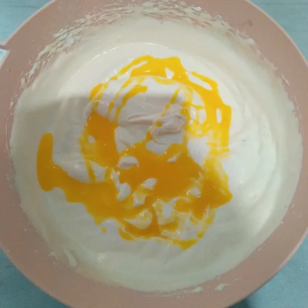 Tambahkan margarin, aduk balik menggunakan spatula.