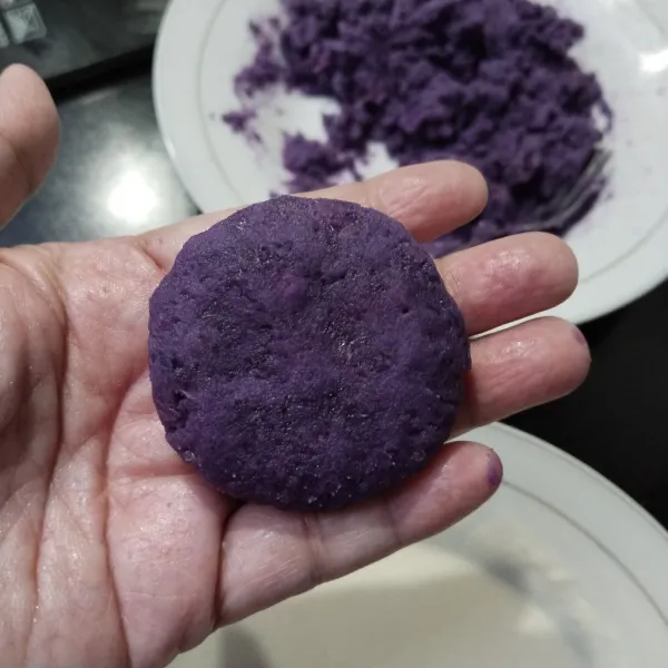 Kemudian bentuk sesuai selera, saya bentuk bulat pipih, lakukan hingga semua bahan habis