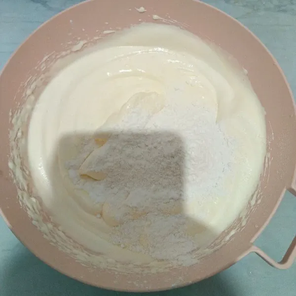 Tambahkan susu bubuk, tepung maizena dan tepung terigu. Mixer kembali sebentar saja asal rata.