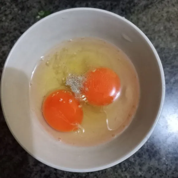 Kocok lepas telur bersama garam, bawang putih bubuk, kaldu jamur dan merica bubuk