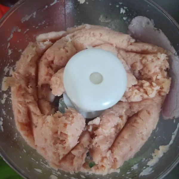 Giling ayam hingga halus.